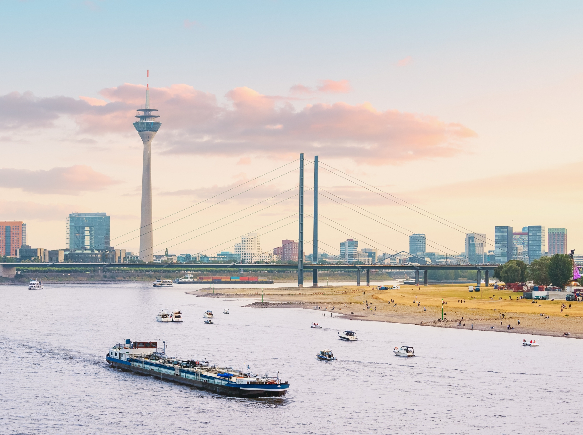 Düsseldorfer Skyline bei Sonnenuntergang